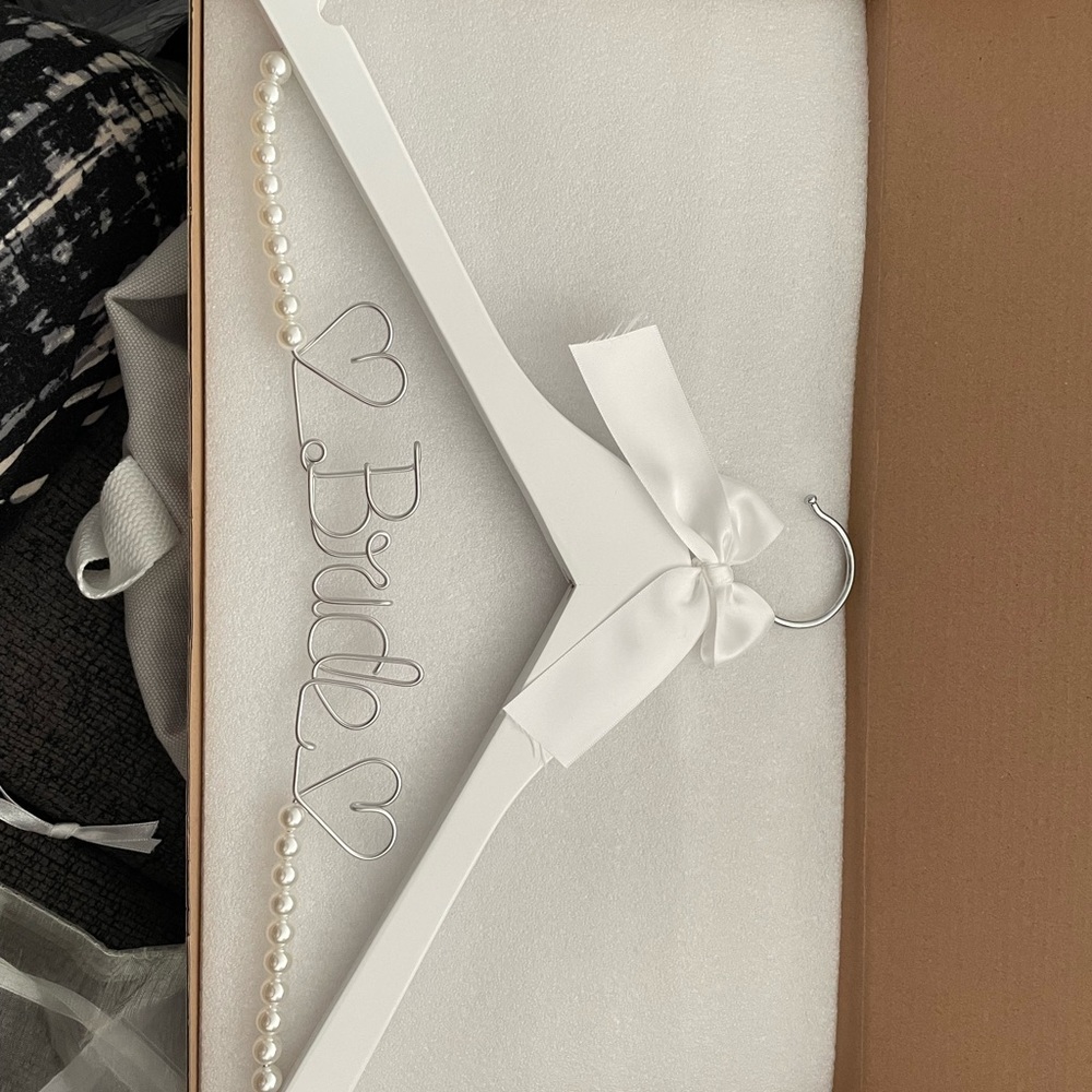 Bride hanger